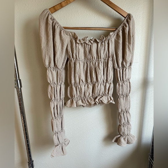 LINE AND DOT Cropped Top. Ruffles and Ruching with long sleeves. - Picture 10 of 11